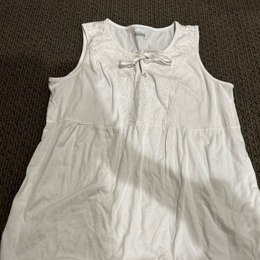 basic white tank with bow